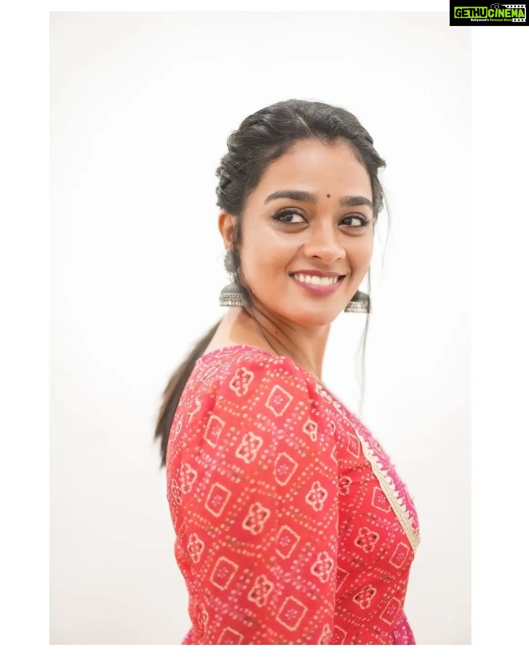 Gayathrie Instagram - For #Udanpaal promotions 🌸 . Styling : @shimona_stalin Outfit : @tamarachennai Photographer: @kanmaniphotography