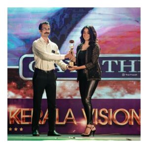 Gayathrie Instagram - Elated to recieve the 'Janapriya Nadi' award at #keralavisionfilmawards2022 !
My first award in Kerala for #ntck ! 😍
Thank you @ratheesh_balakrishnan_poduval @santhoshkuruvilla @kunchacks and the entire team!! 😍
And of course the audience who have accepted and loved me whole heartedly!
Couldn't have asked for a better debut!! 
My heart is filled with gratitude!
.
.
Wearing a gorgeous number by @chaitanyarao_official 

@thaaiprasaath photography