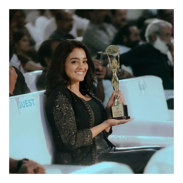 Gayathrie Instagram - Elated to recieve the 'Janapriya Nadi' award at #keralavisionfilmawards2022 ! My first award in Kerala for #ntck ! 😍 Thank you @ratheesh_balakrishnan_poduval @santhoshkuruvilla @kunchacks and the entire team!! 😍 And of course the audience who have accepted and loved me whole heartedly! Couldn't have asked for a better debut!! My heart is filled with gratitude! . . Wearing a gorgeous number by @chaitanyarao_official @thaaiprasaath photography