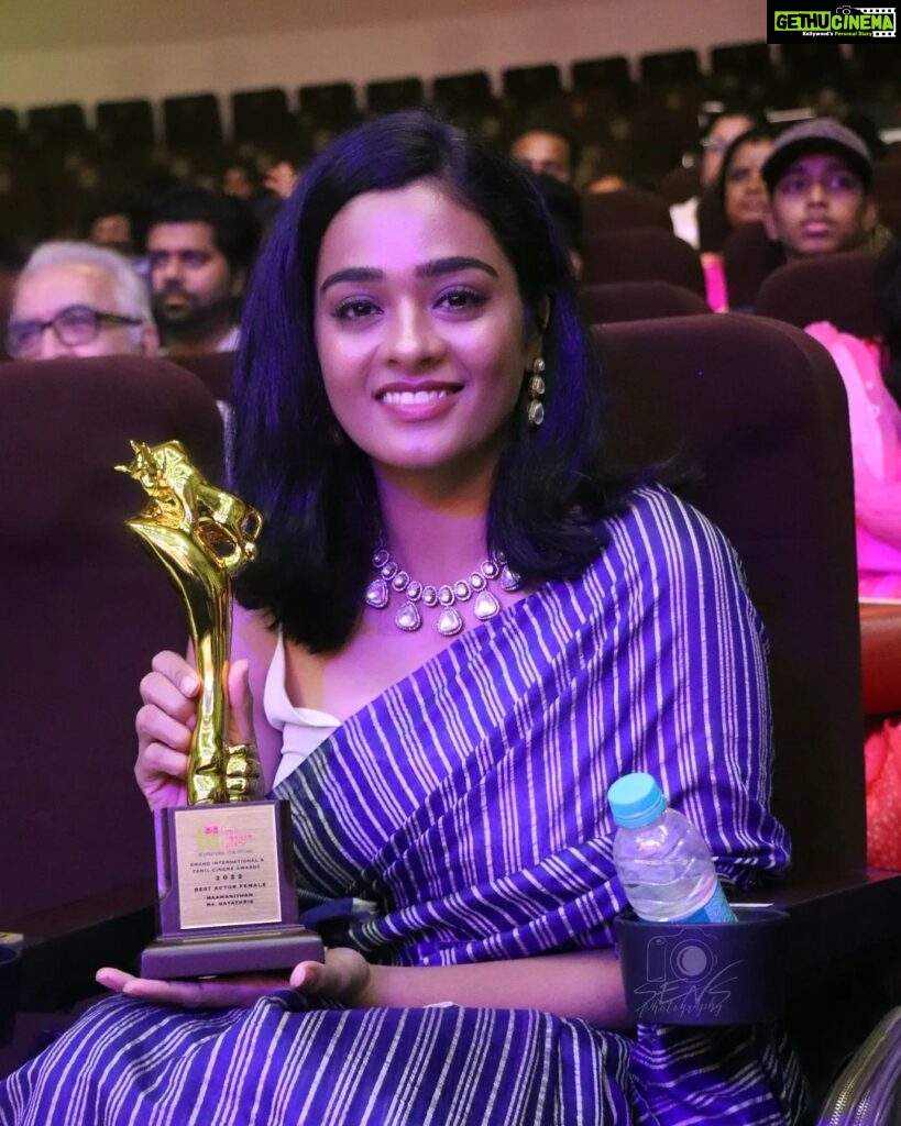 Gayathrie Instagram - Thank you to the jury at #thecornerseatsinternationalfilmfestival and @jayatvofficial , for giving me this award for #Maamanithan ! @seenuramasamy sir! Thank you for giving me Savithri! I'm forever indebted!