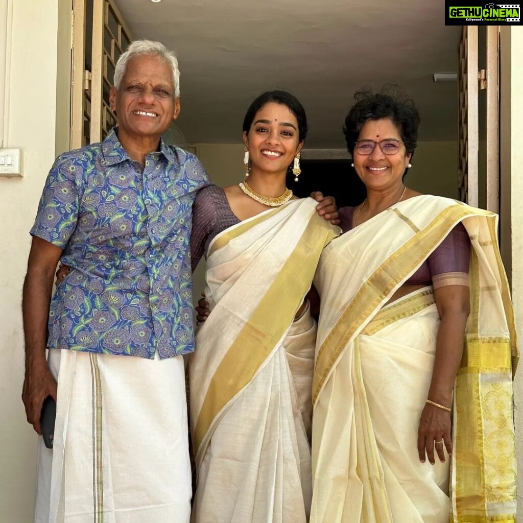 Gayathrie Instagram - Happy Onam!! 🏵️ May this Onam bring you as much happiness as it did me! ❤️ #familytime