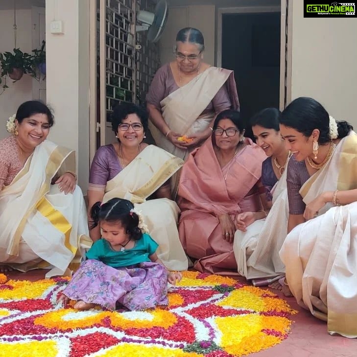 Gayathrie Instagram - Happy Onam!! 🏵️ May this Onam bring you as much happiness as it did me! ❤️ #familytime