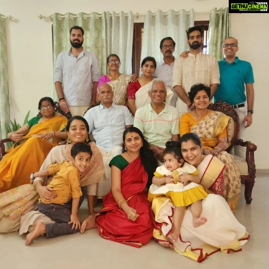 Gayathrie Instagram - Happy Onam!! 🏵️ May this Onam bring you as much happiness as it did me! ❤️ #familytime
