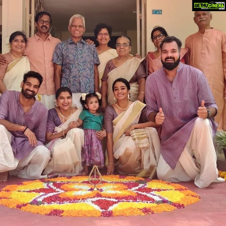 Gayathrie Instagram - Happy Onam!! 🏵 May this Onam bring you as much happiness as it did me! ❤ #familytime