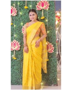 Hamida Khatoon Instagram - Spark like sunshine ☀️ 💛

Blouse:- @vedulaswardrobe 

Saree:- it’s a mom saree 

Hairstylist:- @gousiya_hairstylist 

#hamida 
#hamidakhatoonfans 
#hamidakhatoon 
#saree 
#indian 
#treditional 
#instagram 
#photoshoot 
#photooftheday 
#thursday