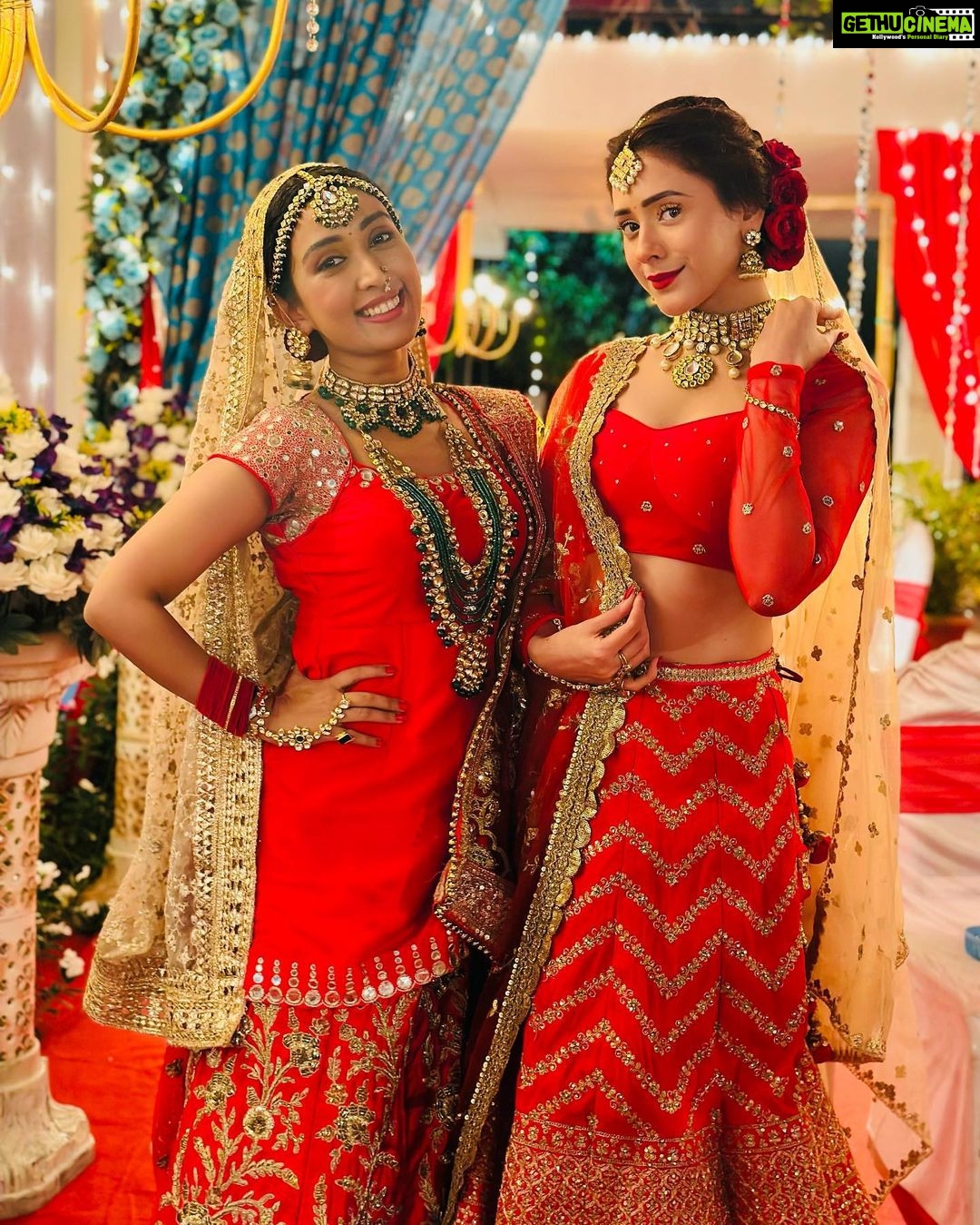 Hiba Nawab Instagram - Dulhaniyan le jaayenge? Good looks good looks and lots of laughter 💋💯