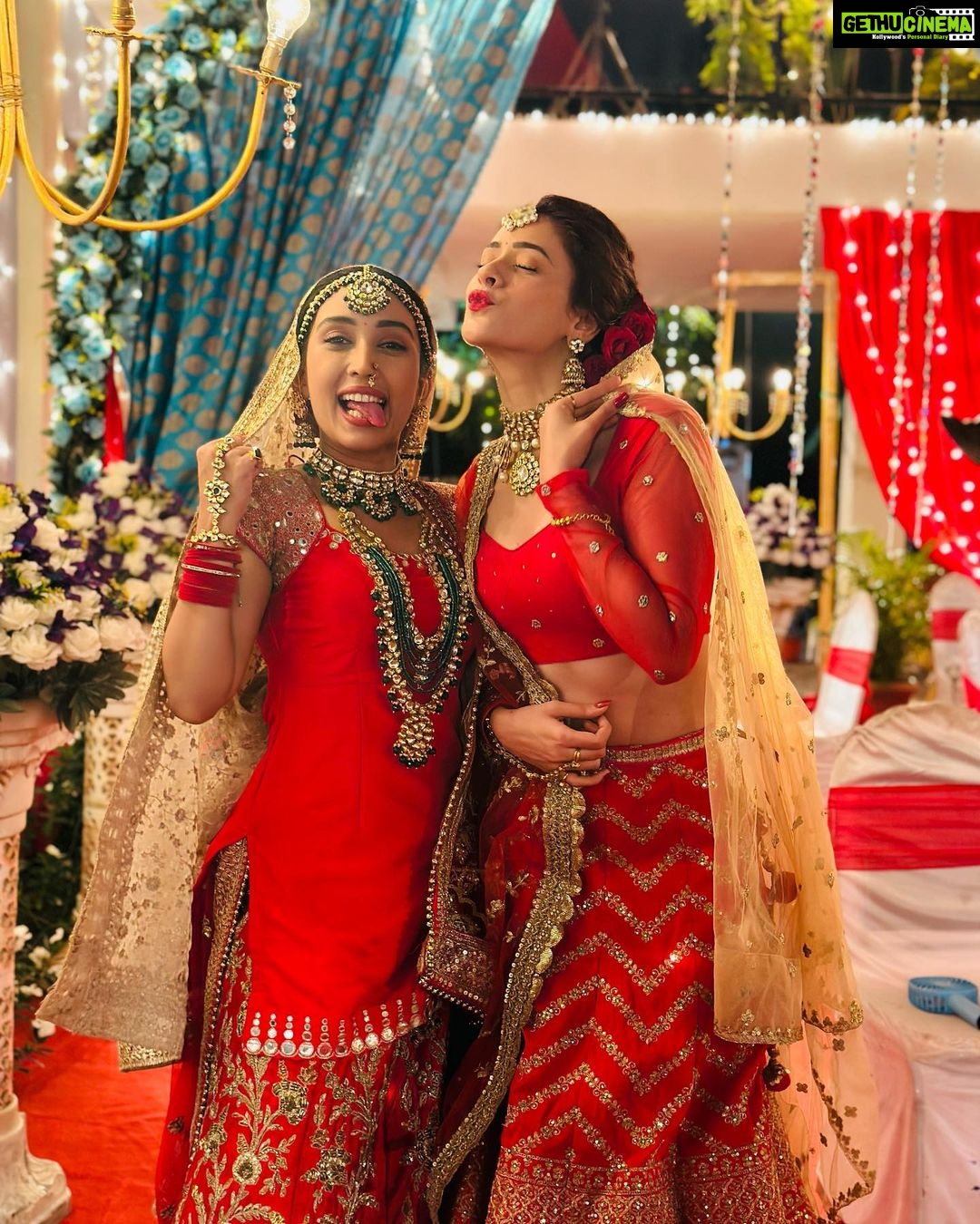 Hiba Nawab Instagram - Dulhaniyan le jaayenge? Good looks good looks and lots of laughter 💋💯