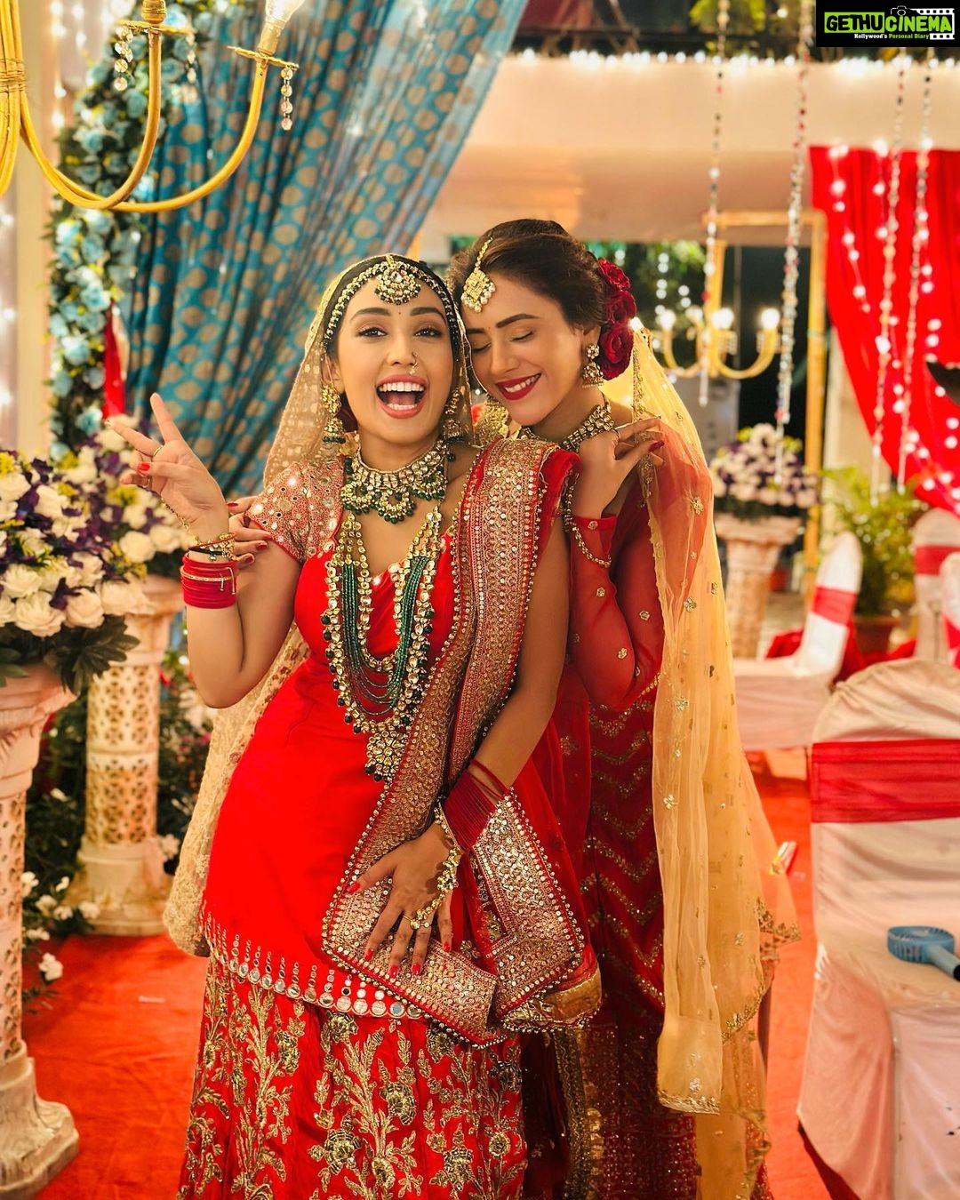Hiba Nawab Instagram - Dulhaniyan le jaayenge? Good looks good looks and lots of laughter 💋💯