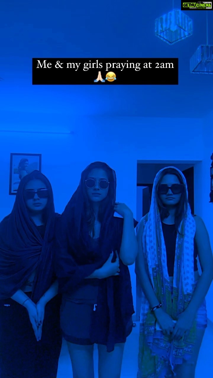Hiba Nawab Instagram - Bhola Baba dede note chhapan ki machine π€π°ππ»πβ€οΈ @hibanawab @raashi_bawa #JaiBholeNaath #Reels #reelsinstagram #reelitfeelit #fy #fyp #foryou #bholababa #funny #ashnakishore #trending #trendingreels #trendingsongs
