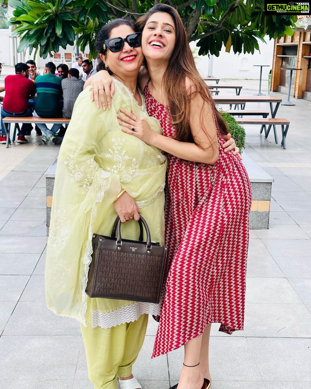 Hiba Nawab Instagram - Happy happy birthday mummaaaa♥️♥️