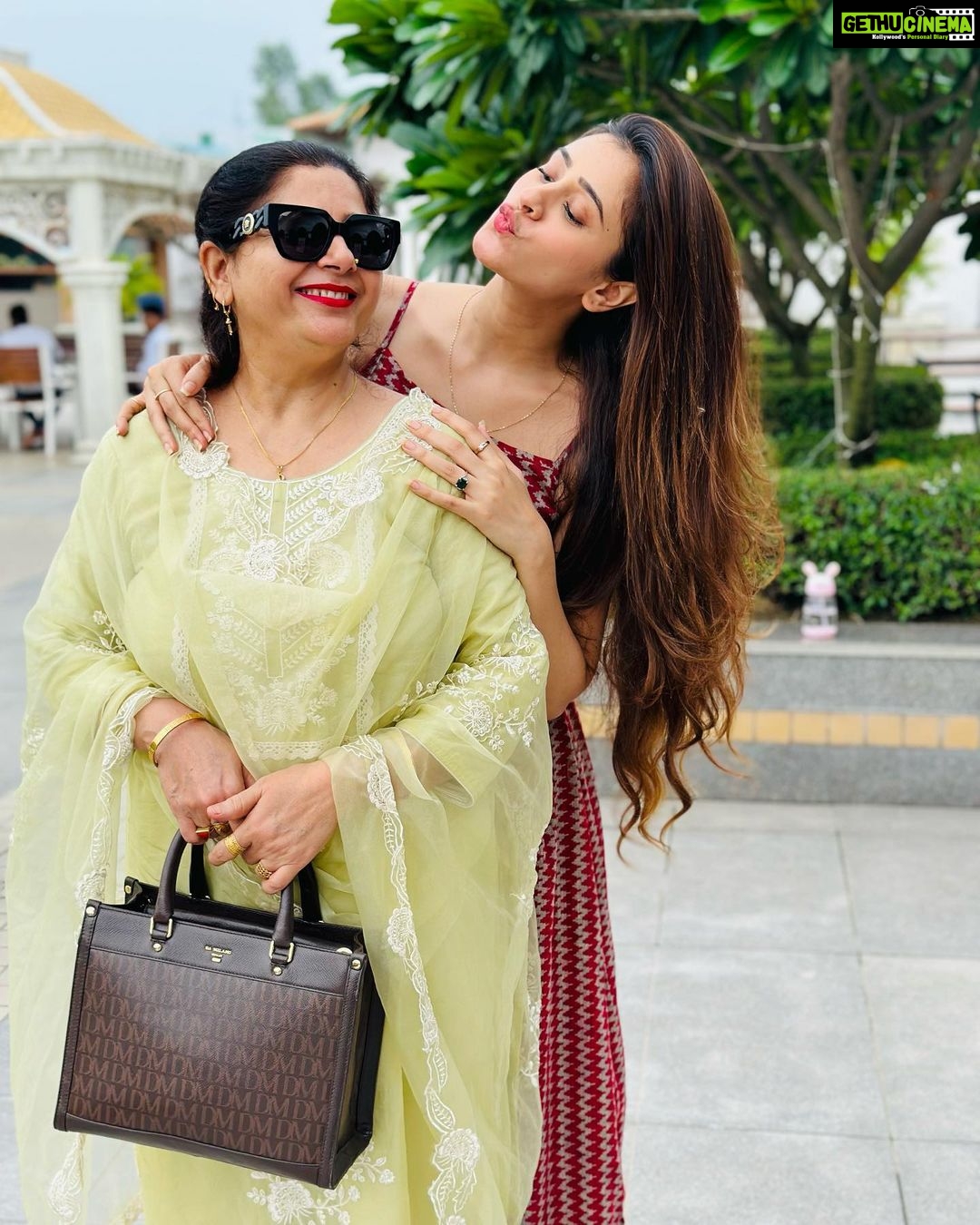 Hiba Nawab Instagram - Happy happy birthday mummaaaa♥️♥️
