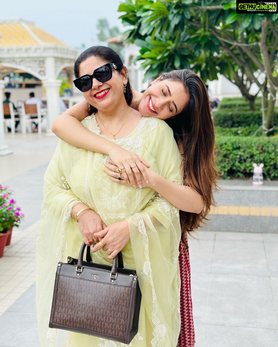Hiba Nawab Instagram - Happy happy birthday mummaaaa♥️♥️