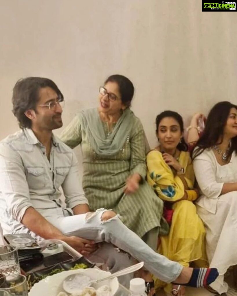 Hiba Nawab Instagram - Repost • @shaheernsheikh And just like that… a wonderful journey comes to an end! I got to shoot with the most wonderful crew and Co-actors … making this one of the best experiences for me! I may not have pictures with everyone.. but that’s because we were busy making so many memories! a big shoutout to the entire team that worked relentlessly; and always had a big smile on their faces! Ours was always a happy set and I loved it. Remarkable memories and an unforgettable time… Thank you everyone who contributed to making the show what it was.. and a big thank you to the audience for their constant love ❤️ “What the fasaad feturee “