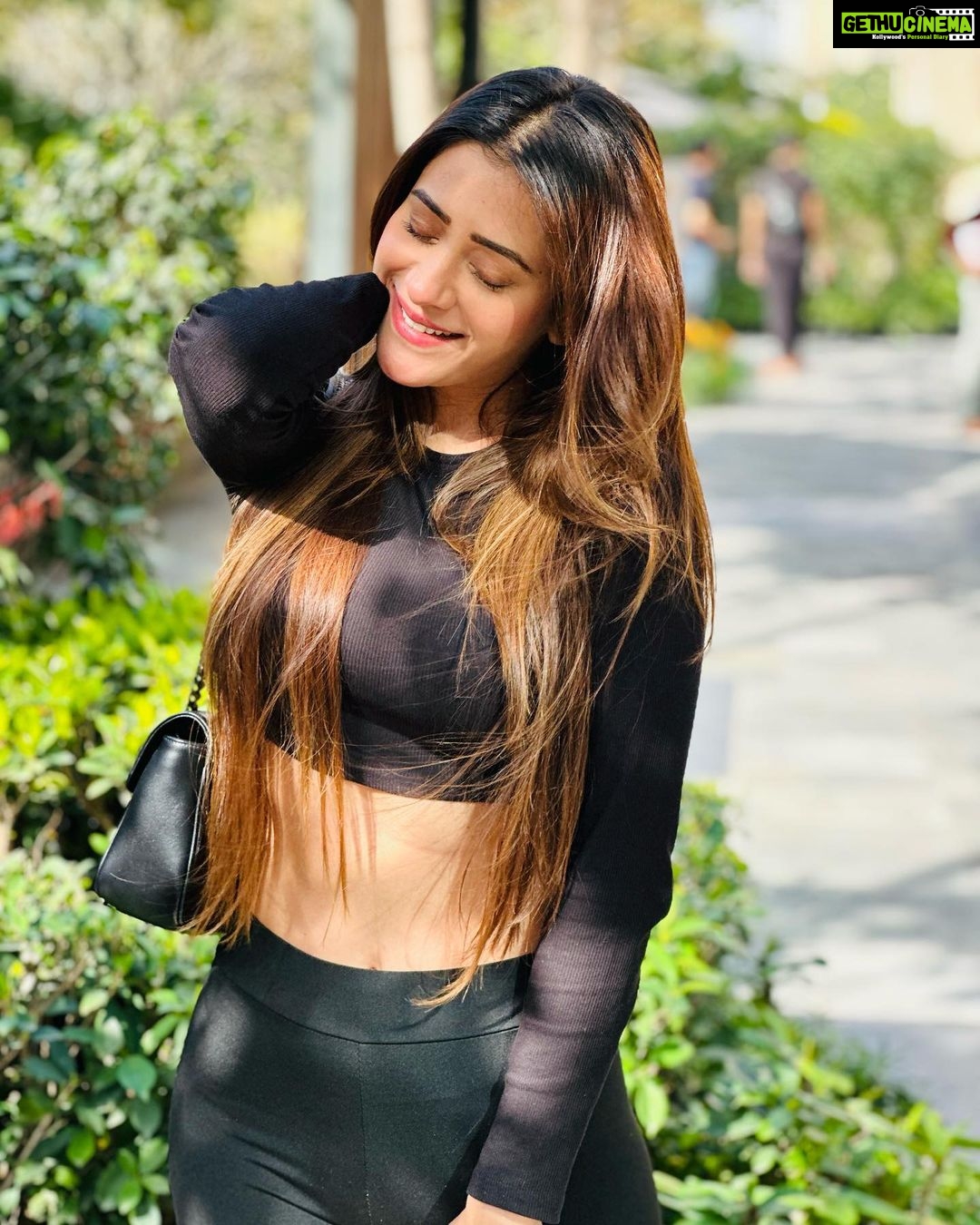 Hiba Nawab Instagram - Throwing up the shade for a little bit of sunshine✨