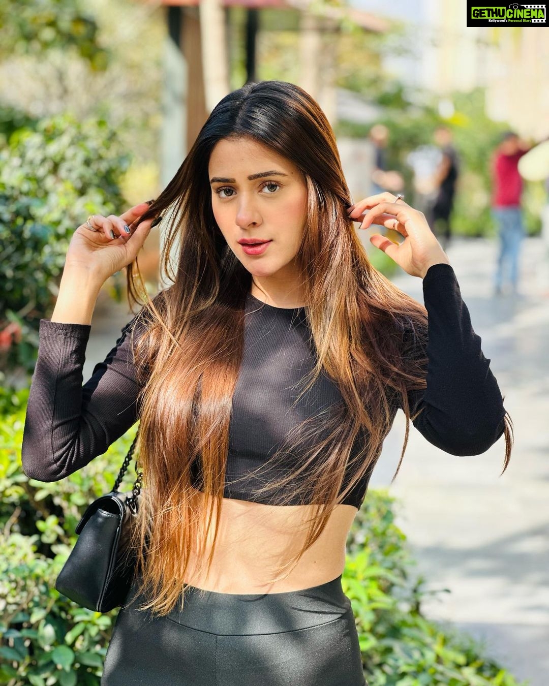Hiba Nawab Instagram - Throwing up the shade for a little bit of sunshine✨