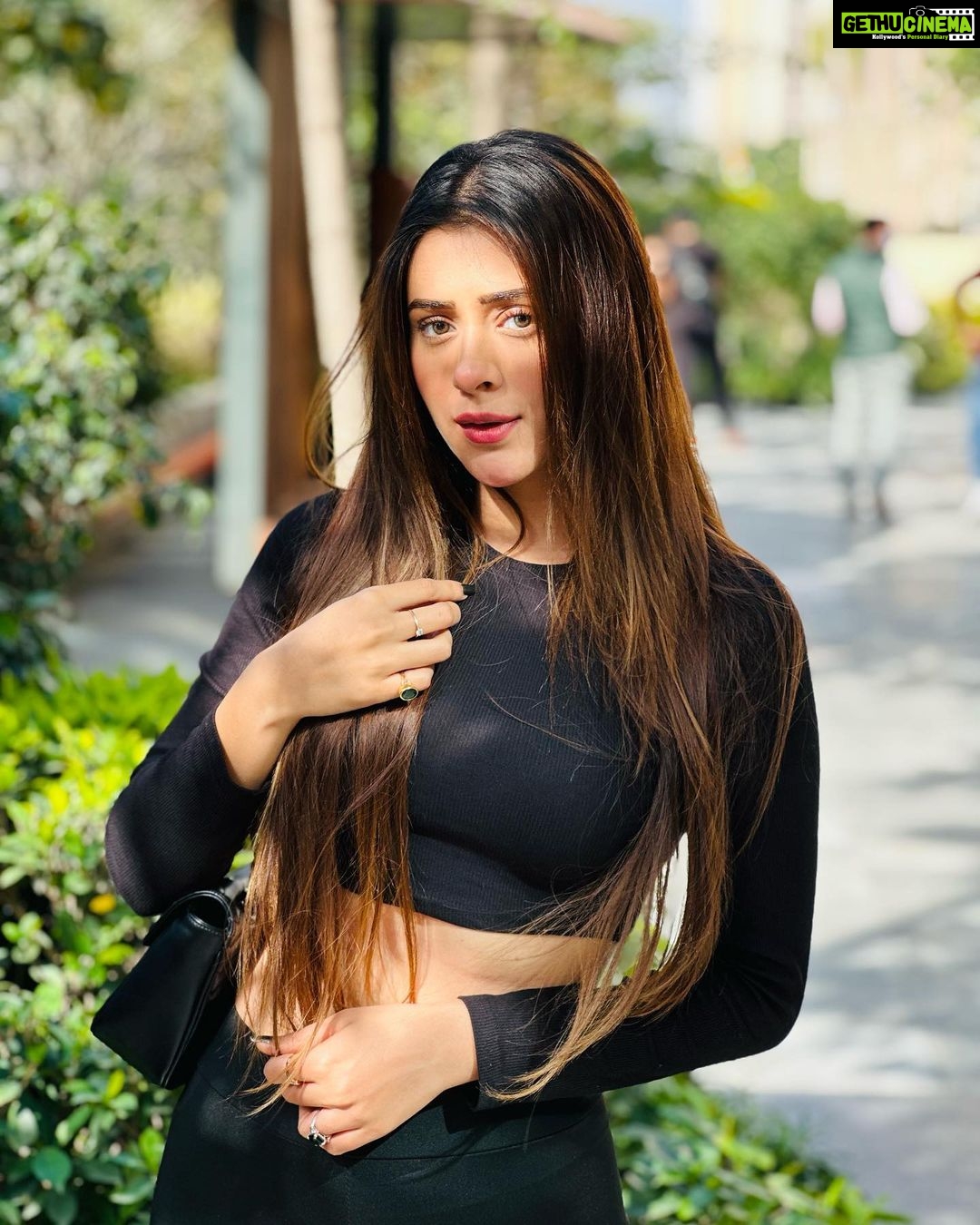 Hiba Nawab Instagram - Throwing up the shade for a little bit of sunshine✨