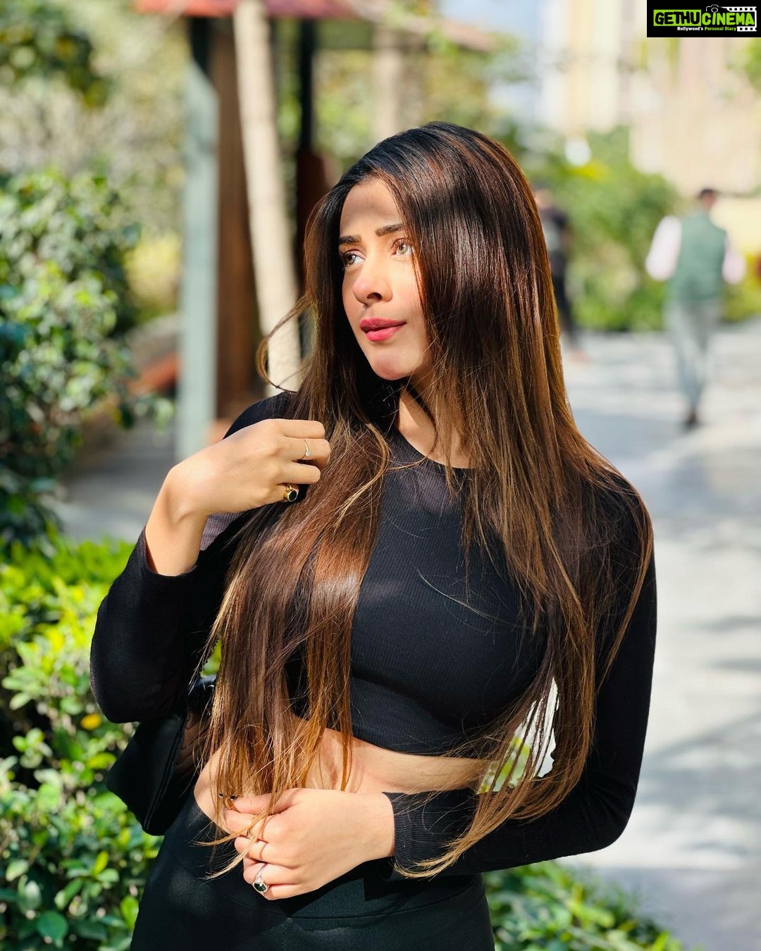 Hiba Nawab Instagram - Throwing up the shade for a little bit of sunshine✨