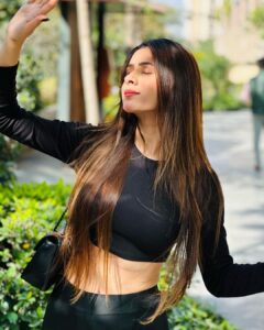 Hiba Nawab Instagram - Throwing up the shade for a little bit of sunshine✨