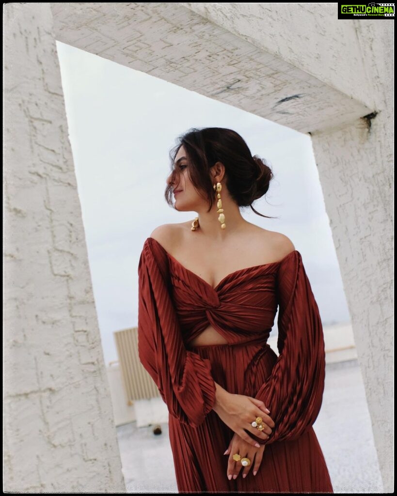 Isha Talwar Instagram - No need for stairs, I dance in the air, With wind as my guide, I'm without a care, Unbounded and free, I let go of despair, For in these moments, life becomes fair! Thank you Mid-day Showbiz icon 2023 for the award!🤎 Shot by @abeemanyousee Stylist @asulkr Make-up @makeupbyshefali.s Hair @aartigupta5565 Wearing @lolabysumanb Earrings @simranchhabrajewels @ascend.rohank Rings @ishhaara @ascend.rohank Shoes @thesource_buyorborrow Bombay