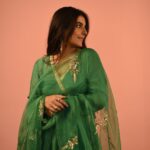 Isha Talwar Instagram – Dekho chaand aaya,chaand nazar aaya! 🌙

Shot by @tanya_shoots 
Make-up @ritikavatsmakeupandhair 
Hair @nargis9052 
Styled by @whyshestyled
Wearing @sihali_jageer 
Jewellery:  @studio.metallurgy 
Assistant stylist: @styledbyhenal
