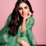 Isha Talwar Instagram – Dekho chaand aaya,chaand nazar aaya! 🌙

Shot by @tanya_shoots 
Make-up @ritikavatsmakeupandhair 
Hair @nargis9052 
Styled by @whyshestyled
Wearing @sihali_jageer 
Jewellery:  @studio.metallurgy 
Assistant stylist: @styledbyhenal