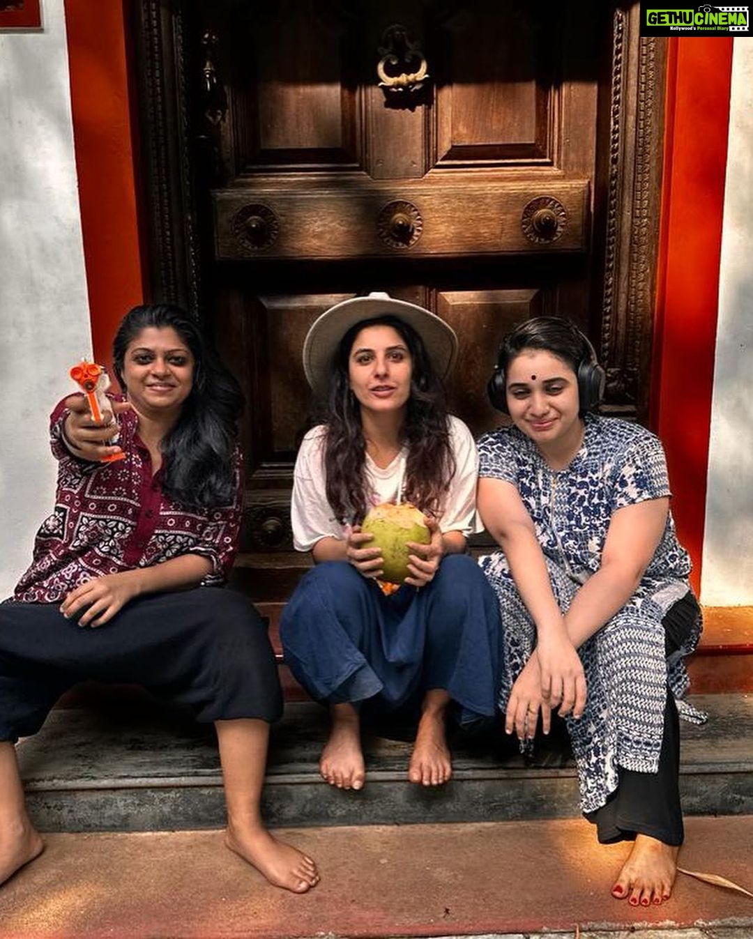 Isha Talwar Instagram - Many moods of @natanakairali 💚🥥🍍