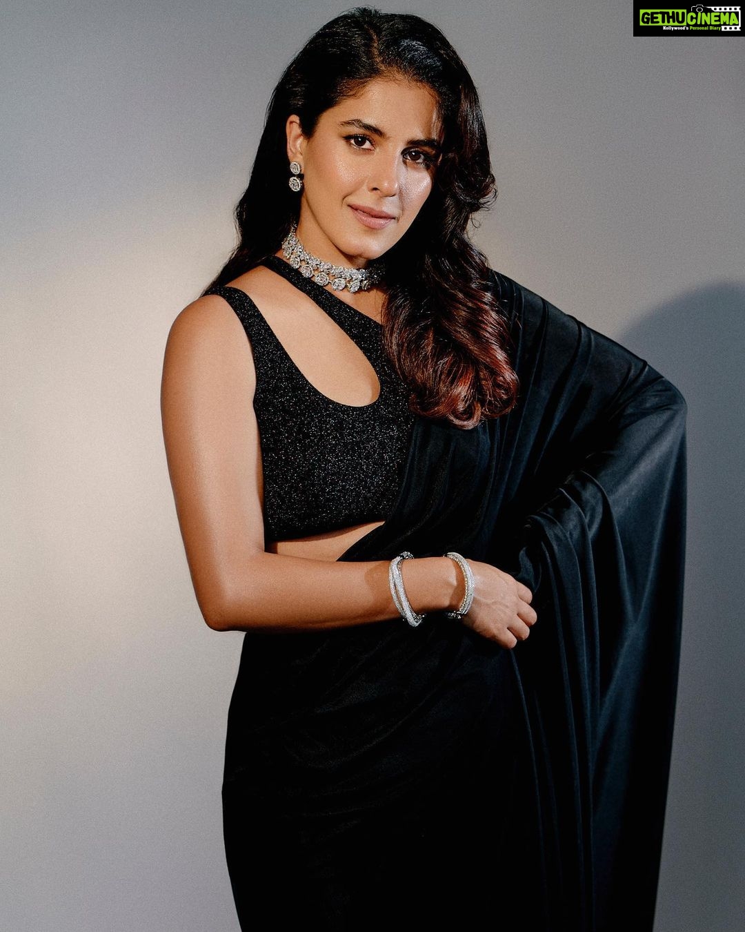 Isha Talwar Instagram - Feeling”jubilee”vibes at the @feminaindia awards ! 🪩 Shot by @leroifoto HMU @tado55 Styled by @asulkr Wearing @bhaavya.bhatnagar Jewellery @mortantra @spiffypublicrelations 🤍🖤 #iykyk #retroissavibe #oldworldcharm