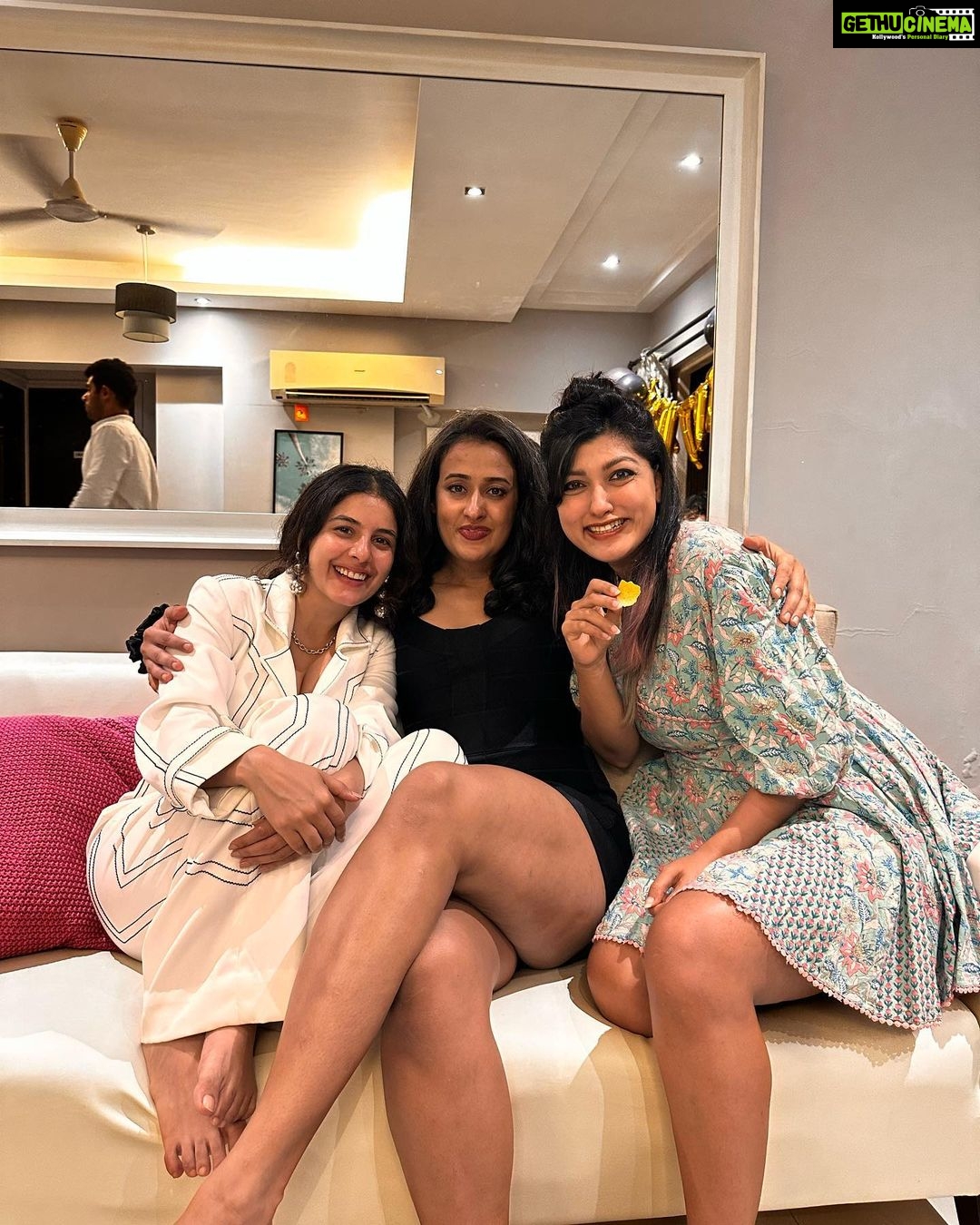 Isha Talwar Instagram - Even my outfit knows it’s a Sunday ! From Rolling Stone’s to rickshaw rides,hippy birthdays to book stores,interviews to the beach - this jumpsuit has seen it all in a span of 2 days !!!! To be continued … Also,in my personal opinion I look better with litchis than handbags ! Wearing @thelabel.jenn Styled by @asulkr #workandrestmode All over the Place