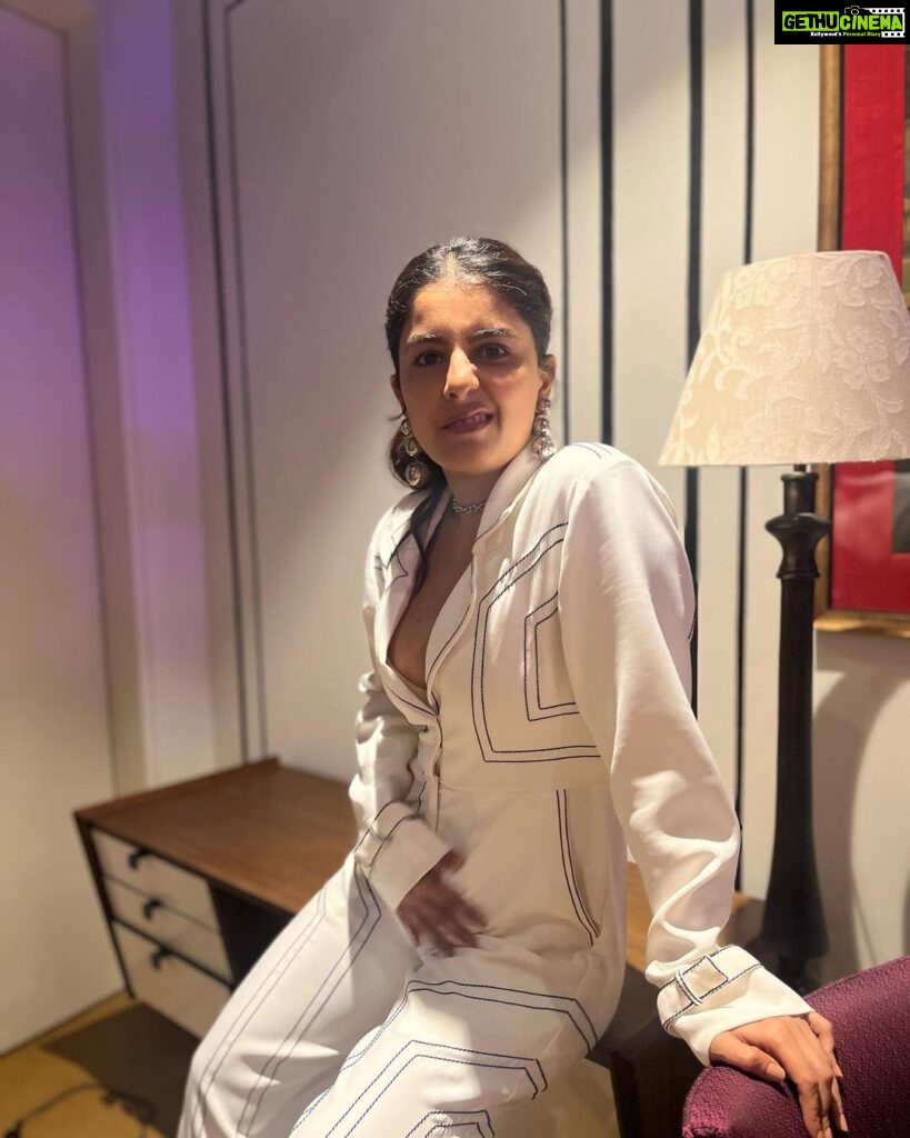 Isha Talwar Instagram - Even my outfit knows it’s a Sunday ! From Rolling Stone’s to rickshaw rides,hippy birthdays to book stores,interviews to the beach - this jumpsuit has seen it all in a span of 2 days !!!! To be continued … Also,in my personal opinion I look better with litchis than handbags ! Wearing @thelabel.jenn Styled by @asulkr #workandrestmode All over the Place