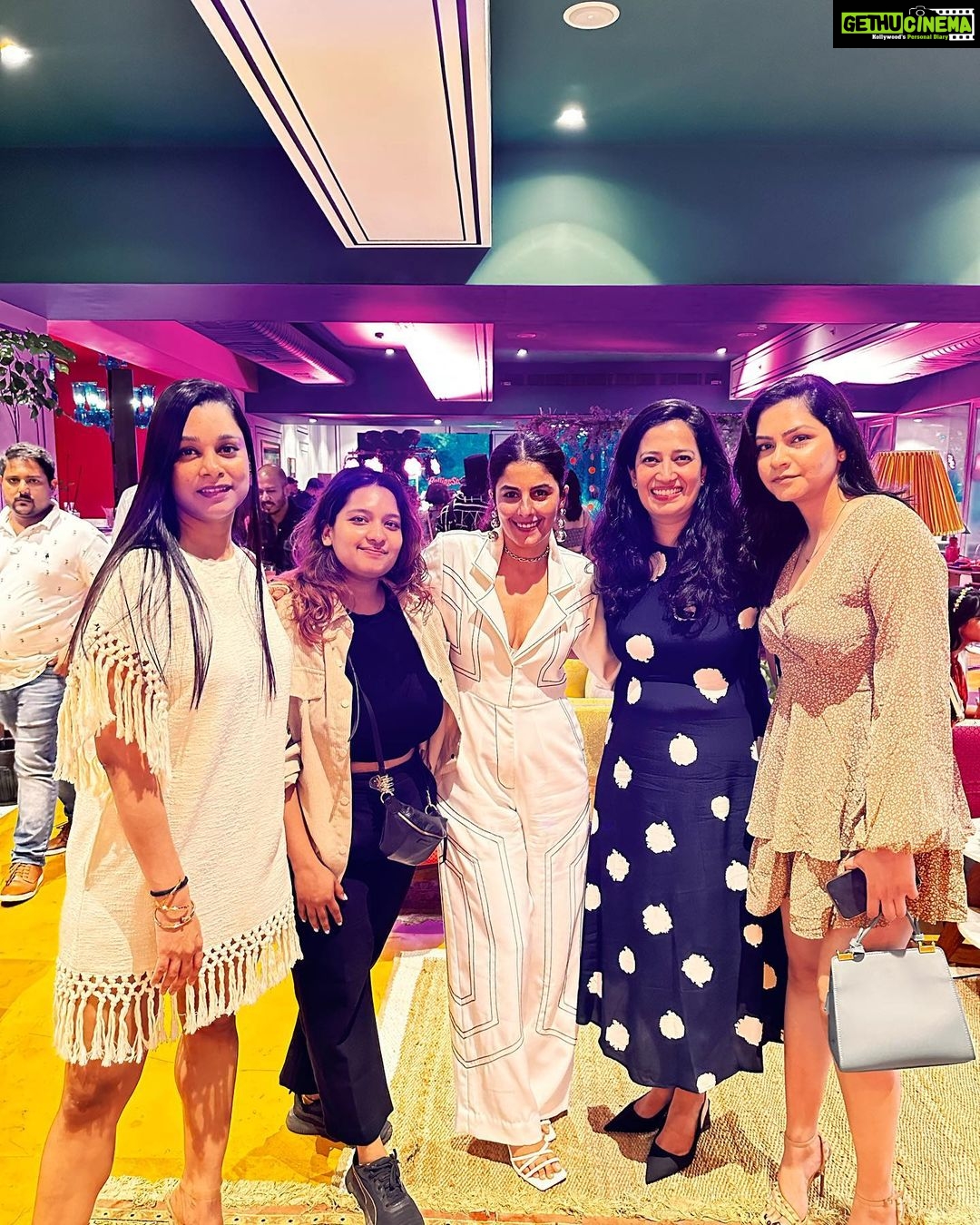 Isha Talwar Instagram - Even my outfit knows it’s a Sunday ! From Rolling Stone’s to rickshaw rides,hippy birthdays to book stores,interviews to the beach - this jumpsuit has seen it all in a span of 2 days !!!! To be continued … Also,in my personal opinion I look better with litchis than handbags ! Wearing @thelabel.jenn Styled by @asulkr #workandrestmode All over the Place