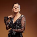Isha Talwar Instagram - Black Swan 🦢 Wearing custom-made @khanijo inspired by Bijlee from Saas,bahu aur flamingo🦩 Shot by @aviraj Styled by @sobia93 HMU @tado55 Assisted by @makeupandhairbysachi Pearls @anaash.in 🕊️ #premierenight