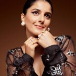 Isha Talwar Instagram - Black Swan 🦢 Wearing custom-made @khanijo inspired by Bijlee from Saas,bahu aur flamingo🦩 Shot by @aviraj Styled by @sobia93 HMU @tado55 Assisted by @makeupandhairbysachi Pearls @anaash.in 🕊️ #premierenight