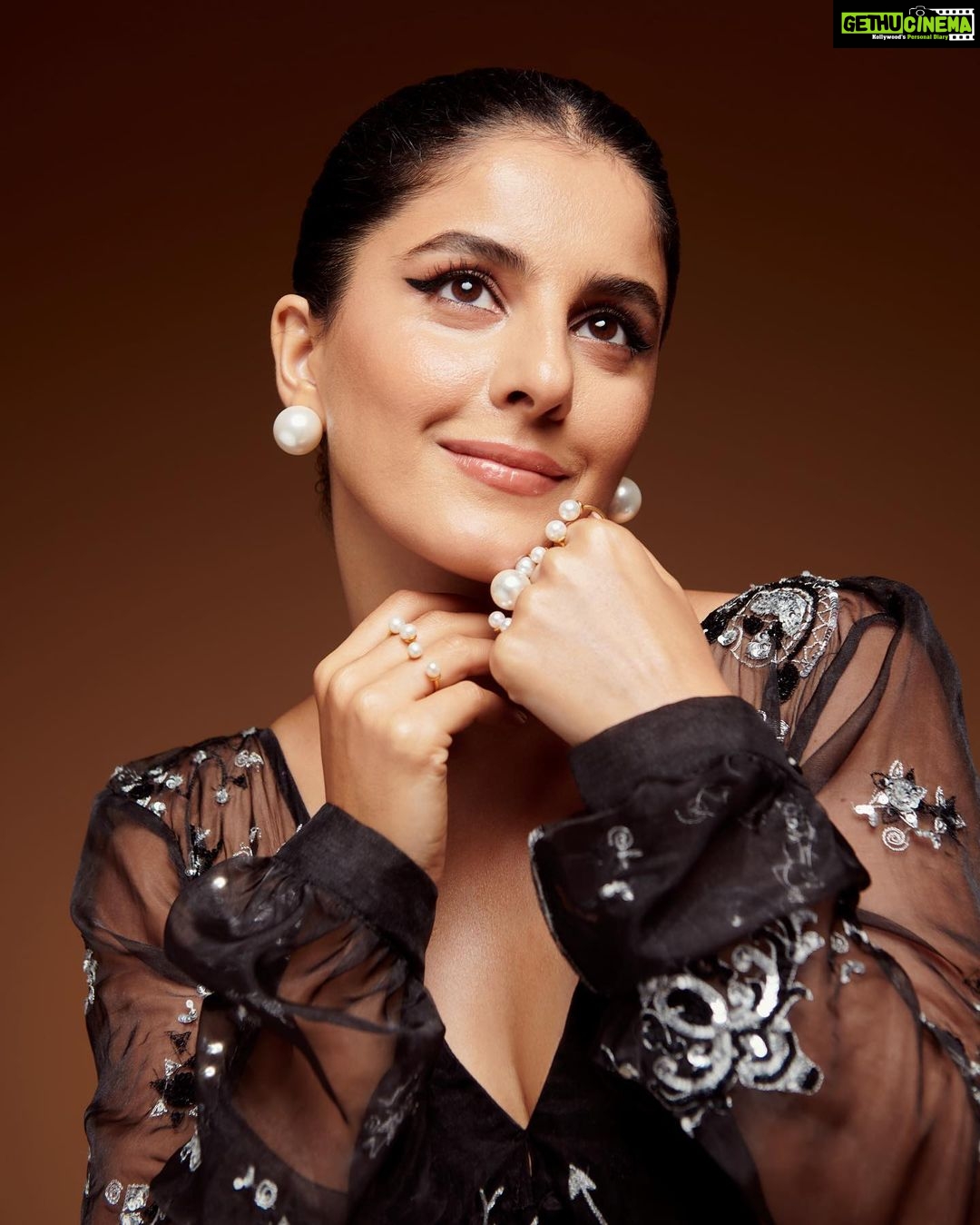 Isha Talwar Instagram - Black Swan 🦢 Wearing custom-made @khanijo inspired by Bijlee from Saas,bahu aur flamingo🦩 Shot by @aviraj Styled by @sobia93 HMU @tado55 Assisted by @makeupandhairbysachi Pearls @anaash.in 🕊️ #premierenight