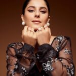 Isha Talwar Instagram - Black Swan 🦢 Wearing custom-made @khanijo inspired by Bijlee from Saas,bahu aur flamingo🦩 Shot by @aviraj Styled by @sobia93 HMU @tado55 Assisted by @makeupandhairbysachi Pearls @anaash.in 🕊️ #premierenight