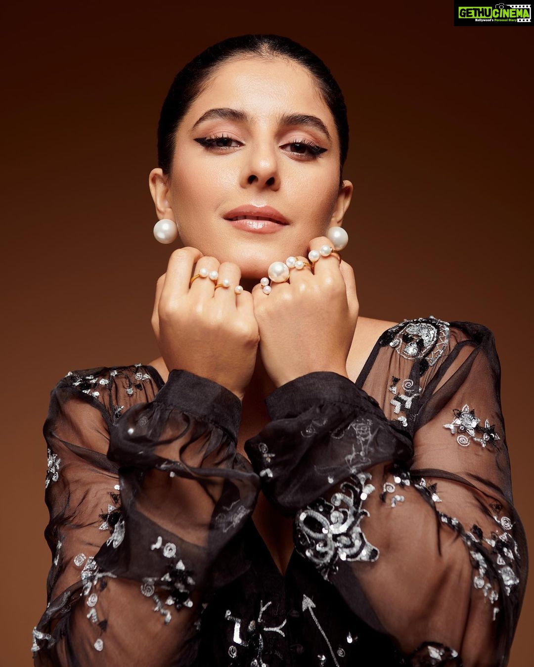 Isha Talwar Instagram - Black Swan 🦢 Wearing custom-made @khanijo inspired by Bijlee from Saas,bahu aur flamingo🦩 Shot by @aviraj Styled by @sobia93 HMU @tado55 Assisted by @makeupandhairbysachi Pearls @anaash.in 🕊️ #premierenight