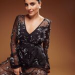 Isha Talwar Instagram - Black Swan 🦢 Wearing custom-made @khanijo inspired by Bijlee from Saas,bahu aur flamingo🦩 Shot by @aviraj Styled by @sobia93 HMU @tado55 Assisted by @makeupandhairbysachi Pearls @anaash.in 🕊️ #premierenight
