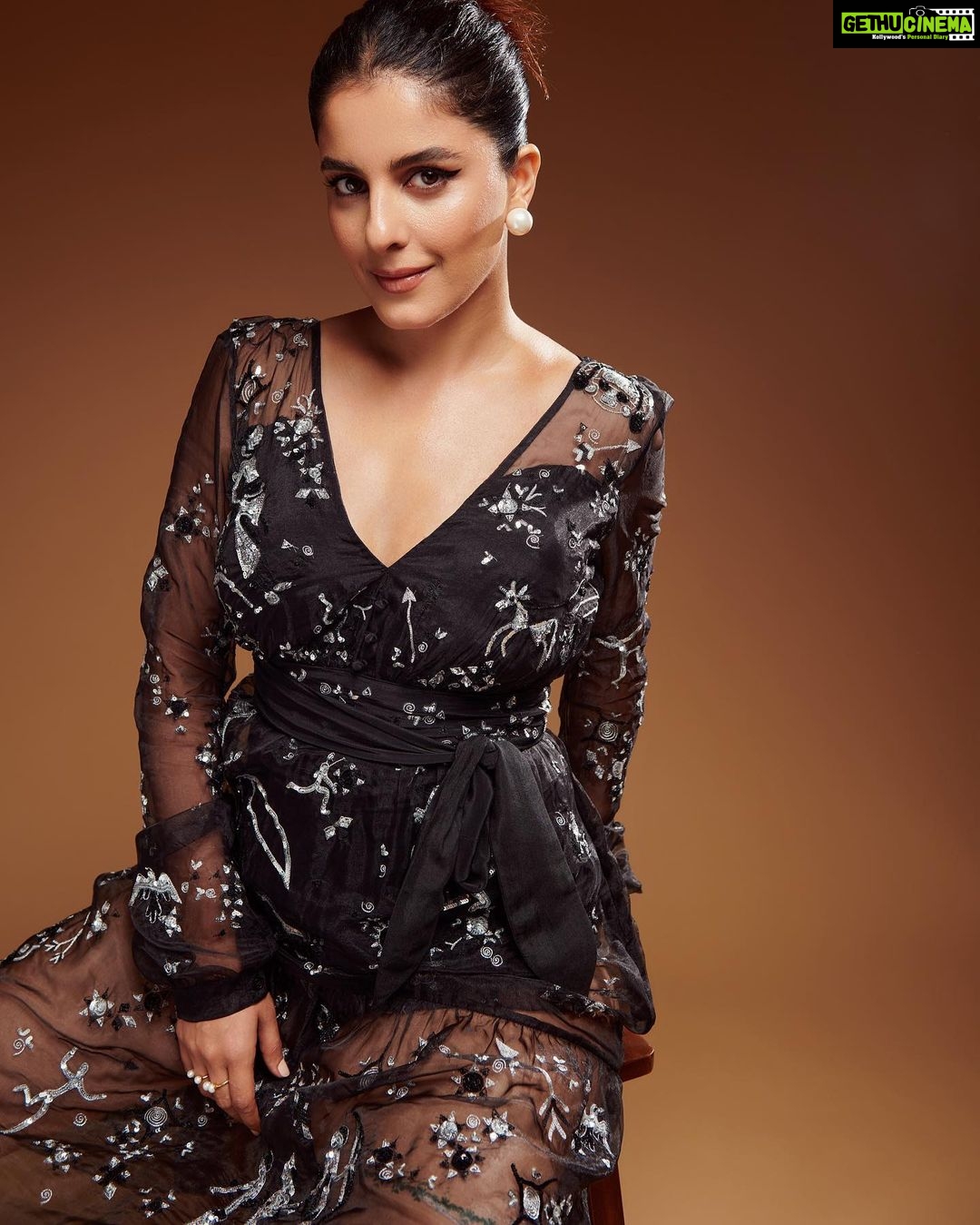 Isha Talwar Instagram - Black Swan 🦢 Wearing custom-made @khanijo inspired by Bijlee from Saas,bahu aur flamingo🦩 Shot by @aviraj Styled by @sobia93 HMU @tado55 Assisted by @makeupandhairbysachi Pearls @anaash.in 🕊️ #premierenight