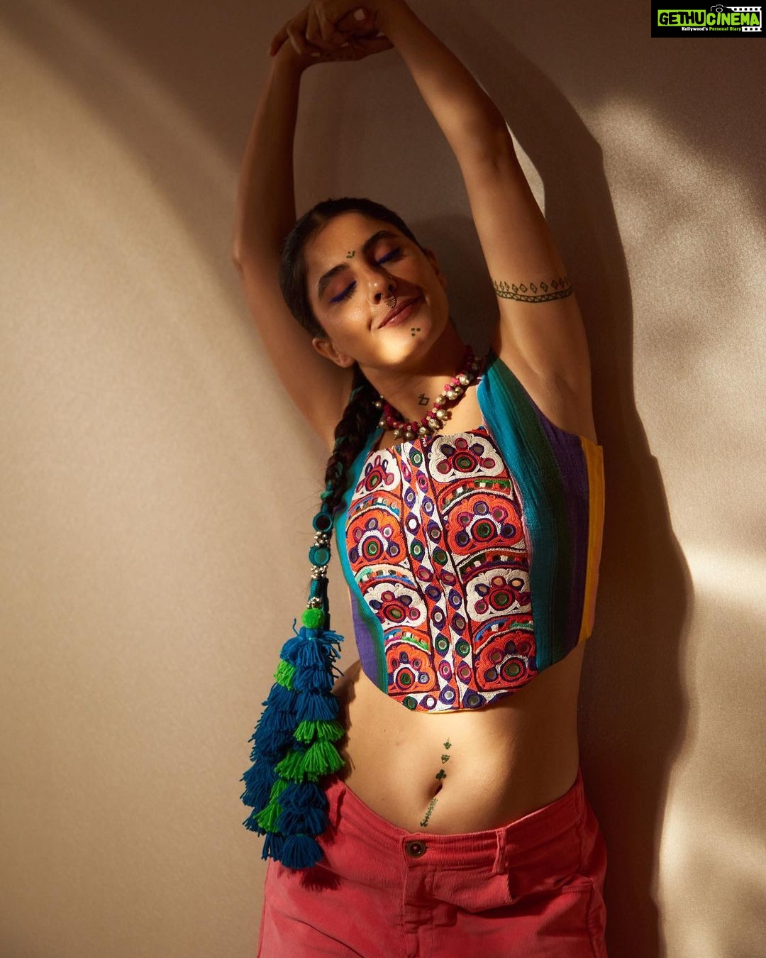 Isha Talwar Instagram - Hipster Bijlee is convinced with the Rabbit’s review 🐇🐰 Shot by @yugammonga Styled by @sobia93 Make-up @nikitashak Hair @hairmovesartistry Outfit: @Rafu.d Necklace and Paranda: @ShopZiddi Shoes: @sallyruchi @melissashoesindia Septum: @BakaJewelry Bag: @theburlappeople #promotions #saasbahuaur🦩