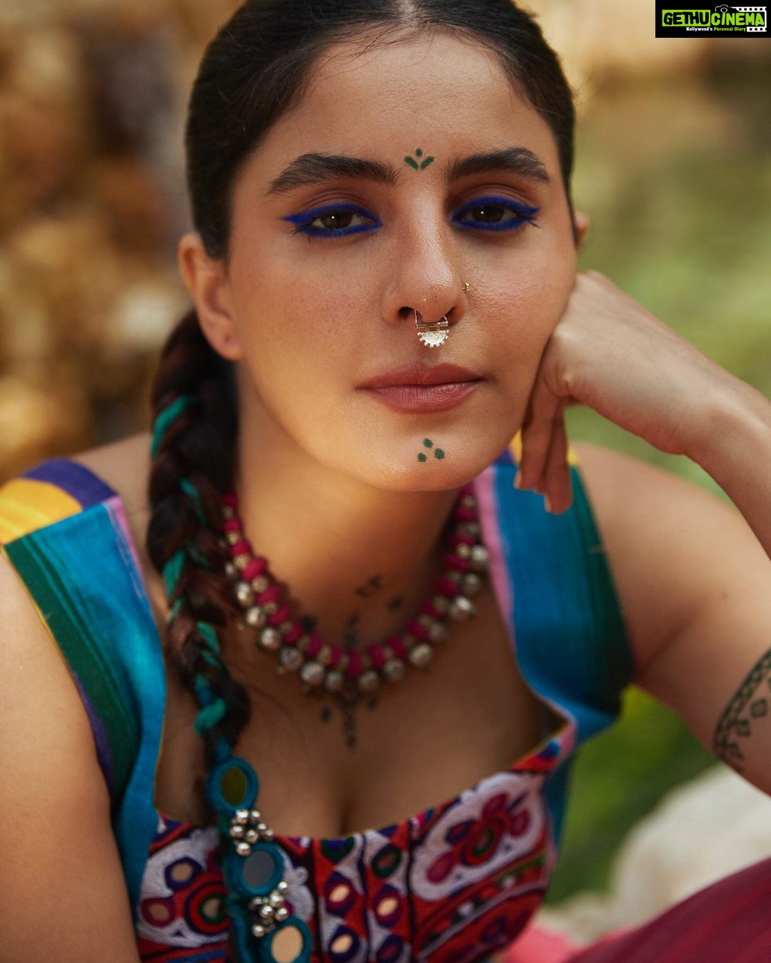 Isha Talwar Instagram - Hipster Bijlee is convinced with the Rabbit’s review 🐇🐰 Shot by @yugammonga Styled by @sobia93 Make-up @nikitashak Hair @hairmovesartistry Outfit: @Rafu.d Necklace and Paranda: @ShopZiddi Shoes: @sallyruchi @melissashoesindia Septum: @BakaJewelry Bag: @theburlappeople #promotions #saasbahuaur🦩
