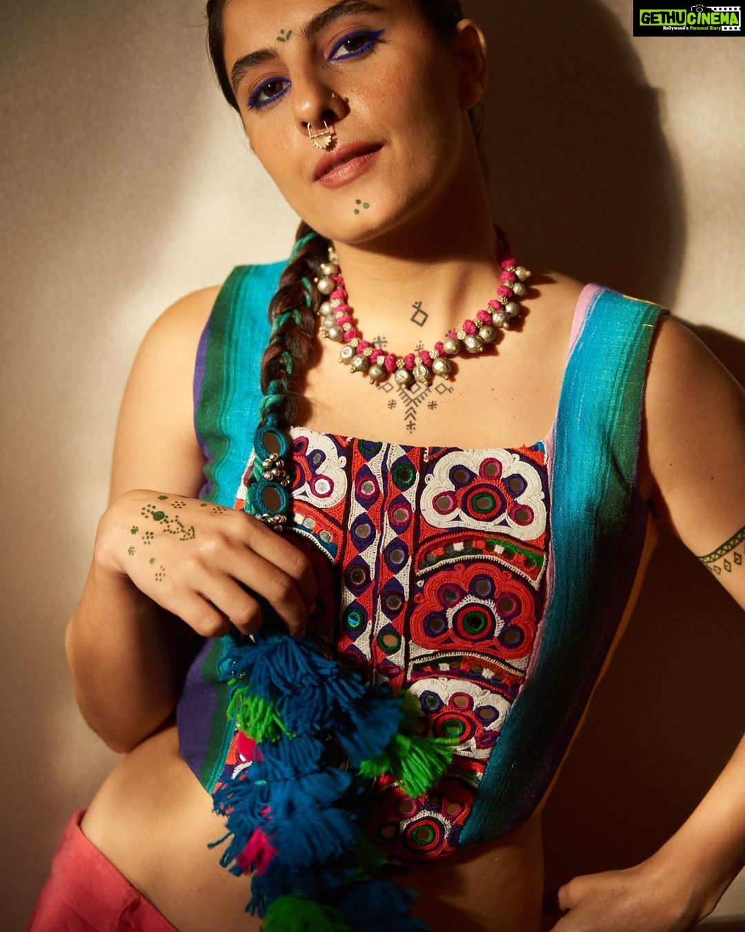 Isha Talwar Instagram - Hipster Bijlee is convinced with the Rabbit’s review 🐇🐰 Shot by @yugammonga Styled by @sobia93 Make-up @nikitashak Hair @hairmovesartistry Outfit: @Rafu.d Necklace and Paranda: @ShopZiddi Shoes: @sallyruchi @melissashoesindia Septum: @BakaJewelry Bag: @theburlappeople #promotions #saasbahuaur🦩
