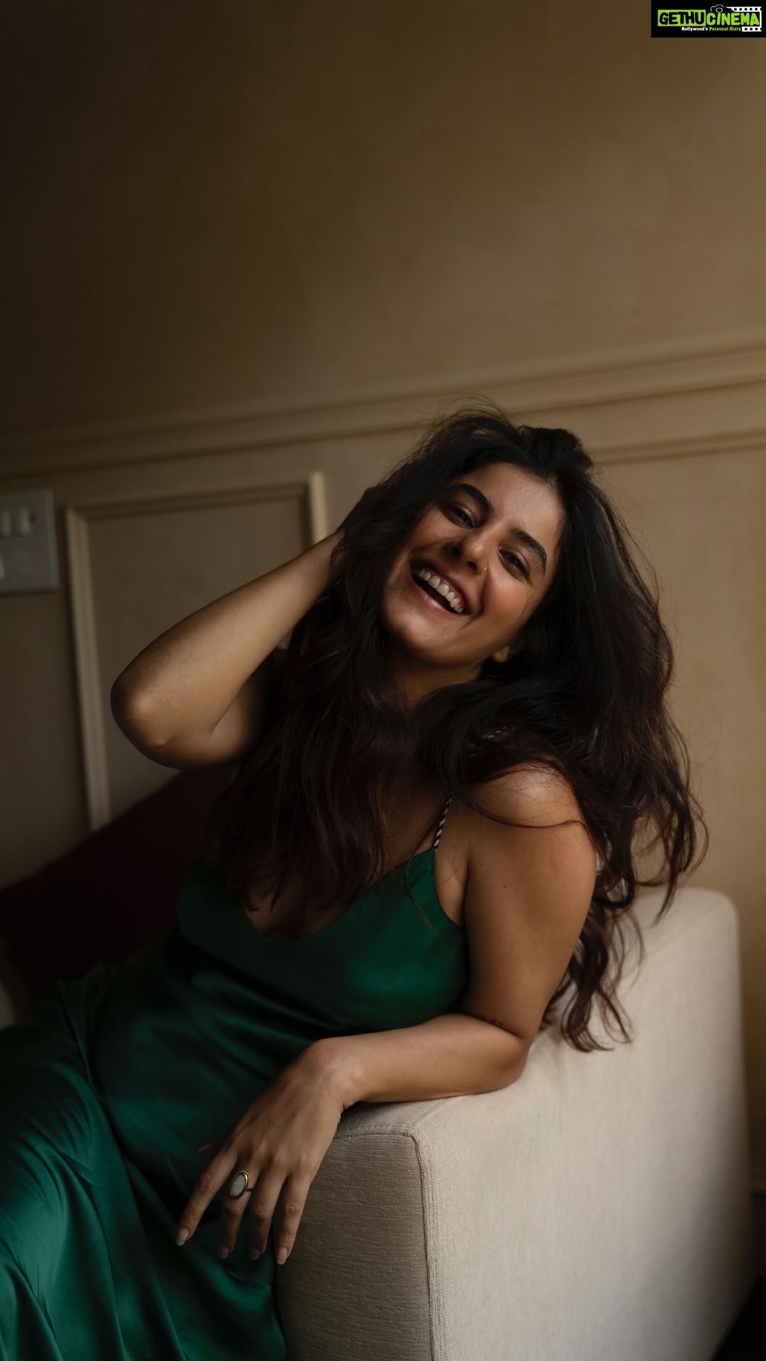 Isha Talwar - 130.7K Likes - Cosy afternoons ft sunflowers ! 📸🌻