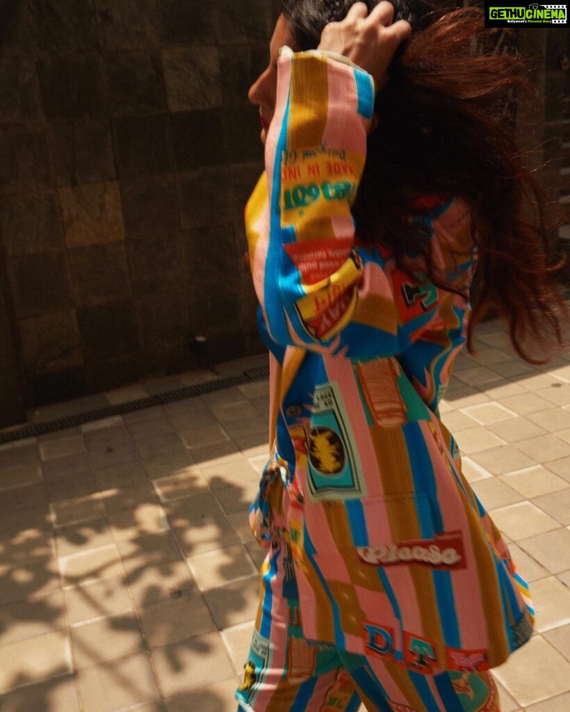 Isha Talwar Instagram - Saare mainu Bijlee Bijlee Kehan Jihde Utte Girdi Bachda Vi Kakh Ni Taare Vi Darr Ke Rehan !!!! Promotion - Day 3 for saas bahu aur 🦩 Wearing @doh_tak_keh Earrings @curatedcuriosities_ Shoes @sko.store Shot by @yugammonga Styled by @sobia93 Make-up @nikitashak Hair @hairmovesartistry