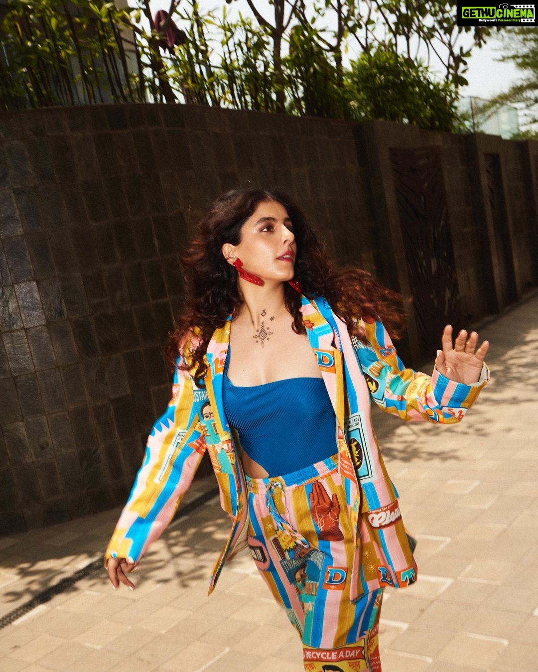 Isha Talwar Instagram - Saare mainu Bijlee Bijlee Kehan Jihde Utte Girdi Bachda Vi Kakh Ni Taare Vi Darr Ke Rehan !!!! Promotion - Day 3 for saas bahu aur 🦩 Wearing @doh_tak_keh Earrings @curatedcuriosities_ Shoes @sko.store Shot by @yugammonga Styled by @sobia93 Make-up @nikitashak Hair @hairmovesartistry