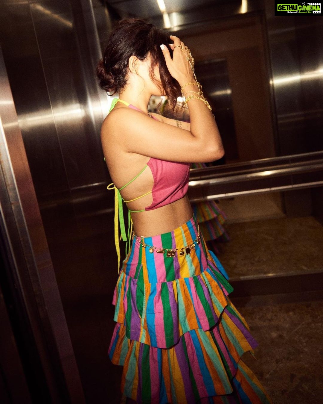 Isha Talwar Instagram - Rangeeli Bijlee says “Talk to the 🖐️”… ! Promotion day 2 for Saas bahu aur 🦩 Shot by @yugammonga Make-up @nikitashak Hair @hairmovesartistry Stylist @sobia93 Skirt @shopdrawn Jewellery @the.olio.stories #circusoflife🌈
