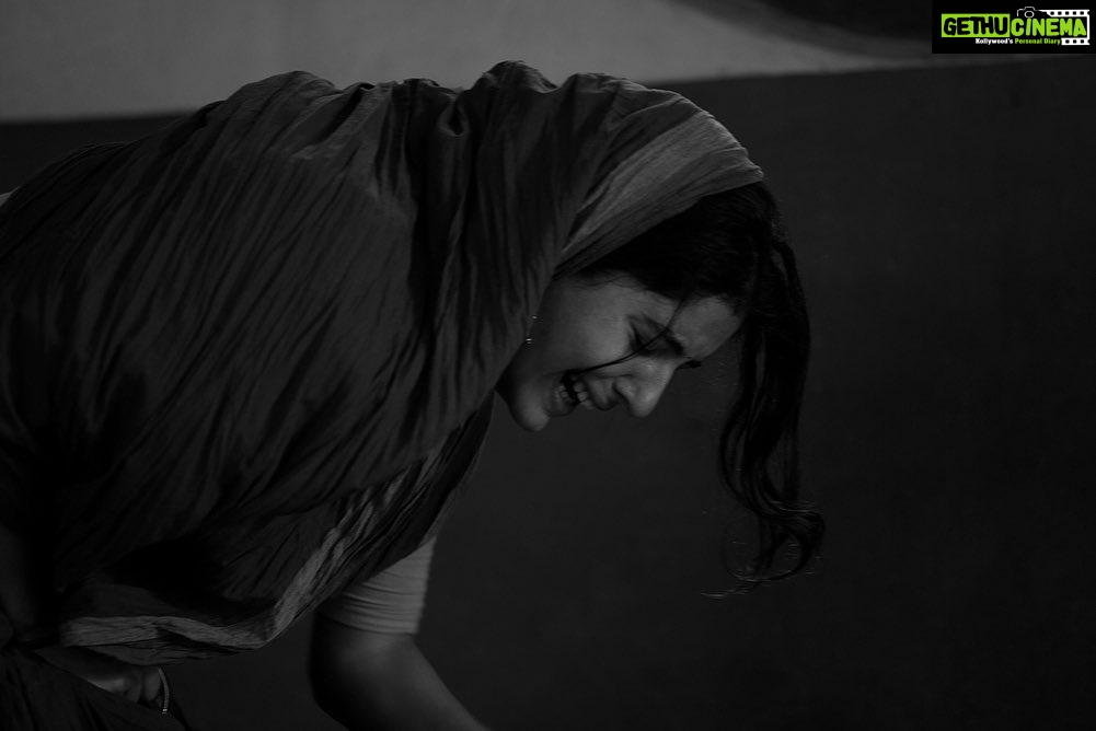 Isha Talwar Instagram - Beginning with Shringara - ending with Shringara and everything else that happens in between!! Navarasa Sadhana @natanakairali by Guruji Venu G .. miss you Guruji ! Thank you for changing the course of my life ❤️❤️❤️ #abhinaya Photographs by @manojparameswaran 🤍 Natanakairali