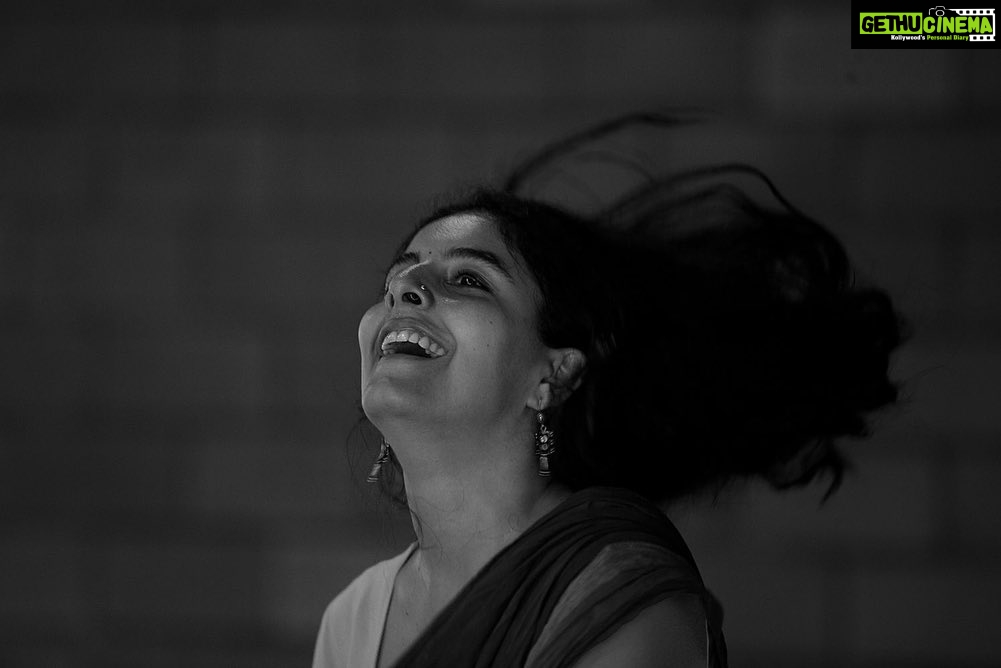 Isha Talwar Instagram - Beginning with Shringara - ending with Shringara and everything else that happens in between!! Navarasa Sadhana @natanakairali by Guruji Venu G .. miss you Guruji ! Thank you for changing the course of my life ❤️❤️❤️ #abhinaya Photographs by @manojparameswaran 🤍 Natanakairali