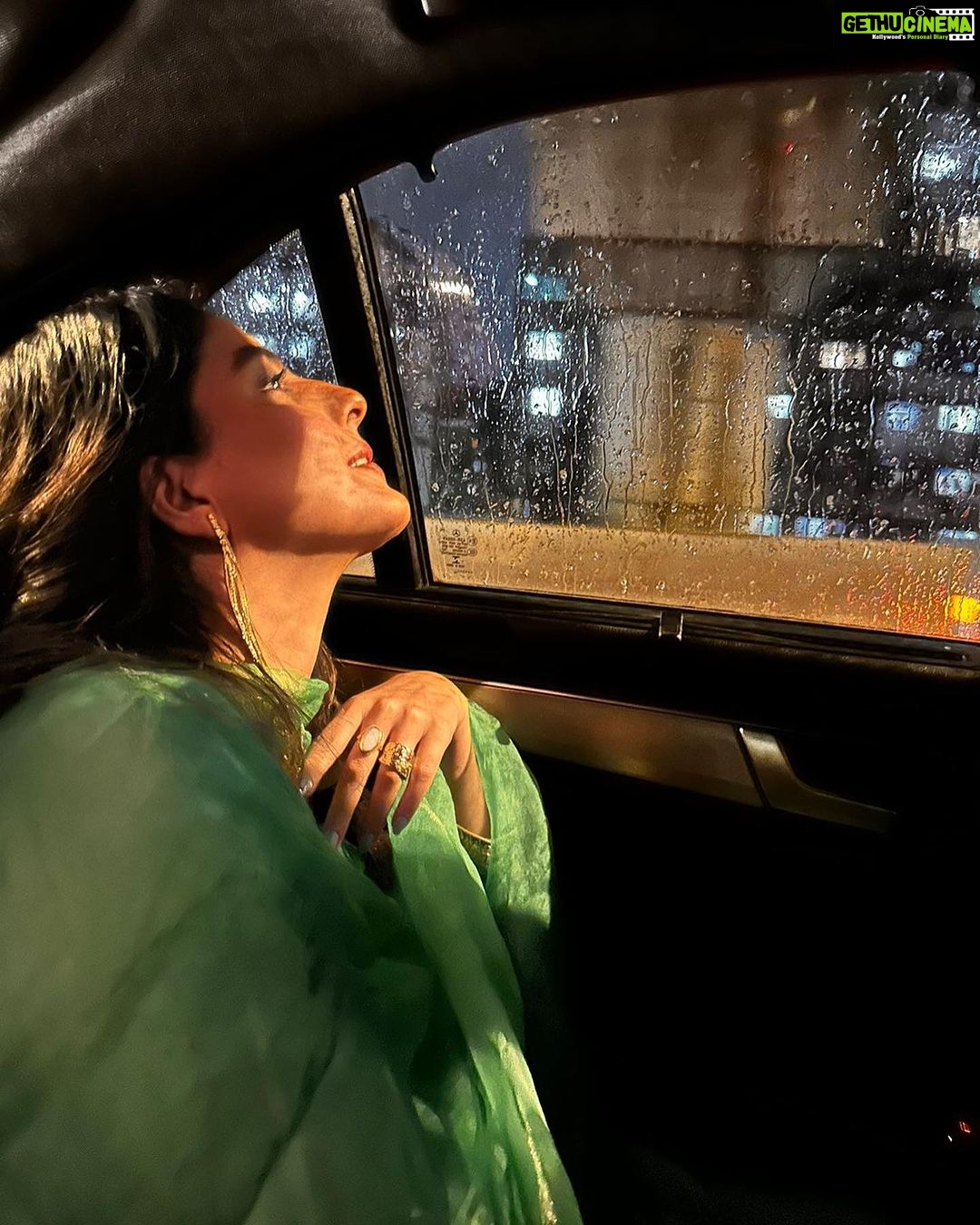 Isha Talwar Instagram - Dekho chaand aaya,chaand nazar aaya! π Shot by @tanya_shoots Make-up @ritikavatsmakeupandhair Hair @nargis9052 Styled by @whyshestyled Wearing @sihali_jageer Jewellery: @studio.metallurgy Assistant stylist: @styledbyhenal