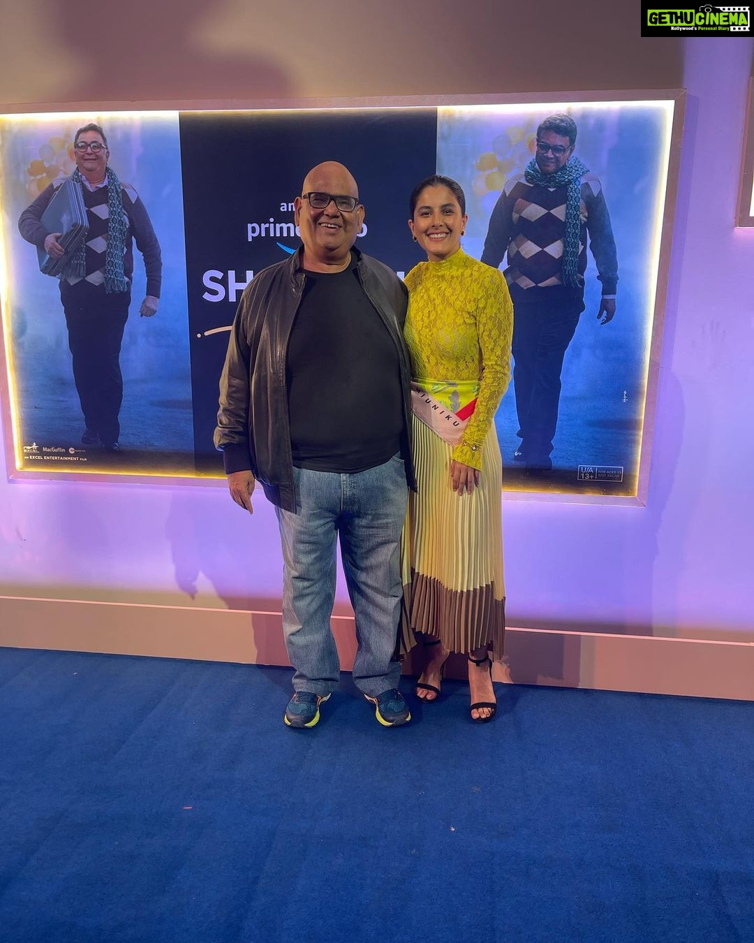 Isha Talwar Instagram - My first feature film - “Hamara dil aapke paas hai” was directed by Satish Ji. I was just a 12 year old then but till date I know i was completely mesmerised by the energy i felt on a shooting set.. Who knew I would become an artist when I grow up but somewhere ,in retrospect,I think the seed was planted then ! My father insisted i watch “Salesman Ramlal” starring Satish ji and Seema biswas in key roles because of the Comradrie Satish ji and dad shared .. Seeing him perform at Prithvi theatre made me believe in the art of storytelling on stage and deeply moved me !! Thank you Satishji for the memories❤️ Bombay