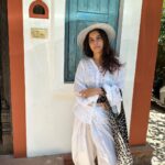 Isha Talwar Instagram - At “Navarasa sadhana” acting workshop by Guruji Venu G !!!!!!! 🦋 Most airy and feel-good shirt by @whysobluelove 💙 #explorer Natanakairali