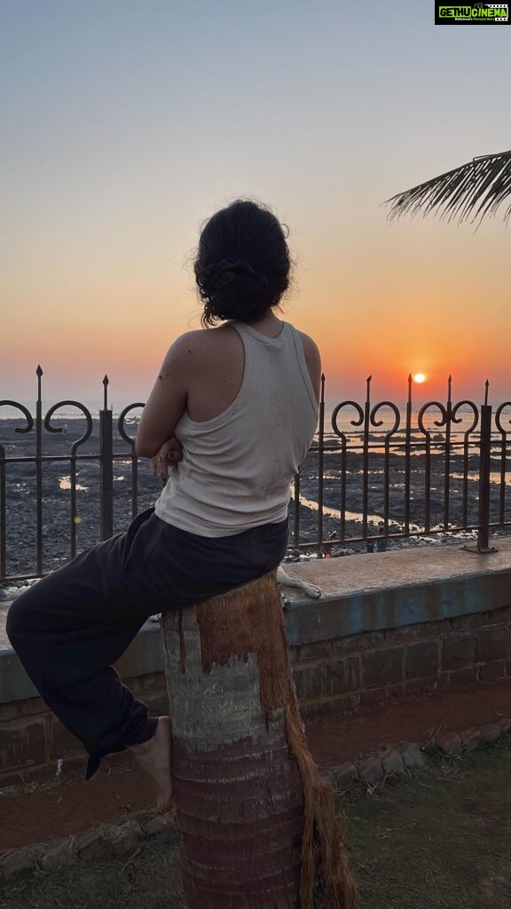 Isha Talwar Instagram - Sunset workout🐞🐝🪲🌵🪵 Training with @theanilmantra11 🏃‍♀️ #functional #outdoorbliss #movement